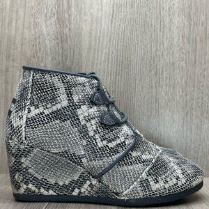 Toms Booties Womens Size 6.5 Kala Wedge Ankle Mid Heel Lace Up Snakeskin Gray